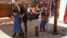 Els petits vibren amb l'escola cavallaresca i el campament del poble