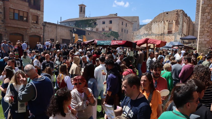 Centenars de persones en el mercat dels vins i caves que ha canviat enguany d'ubicació