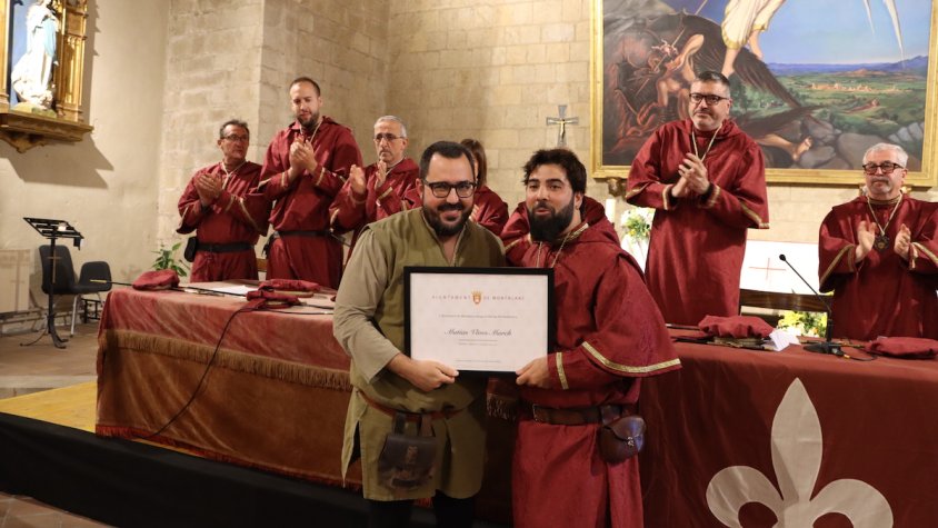 Un dels fills de Matias Vives, recollint el diploma en mans de l'alcalde