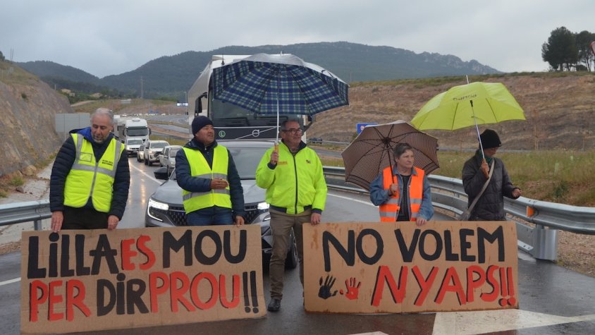 Els veïns de l'Illa tornen a tallar carreteres per aconseguir que el Ministeri compleixi els acords signats