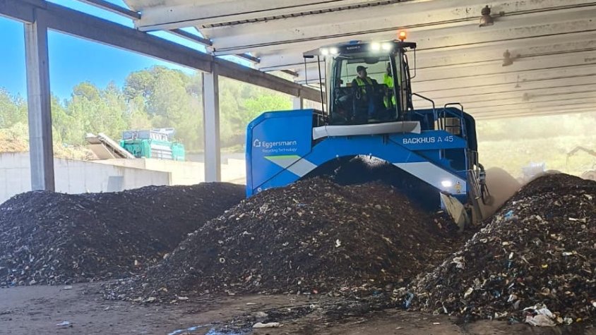 El Centre Comarcal de Tractament de Residus Municipals de la Conca de Barberà estrena una voltejadora autopropulsada