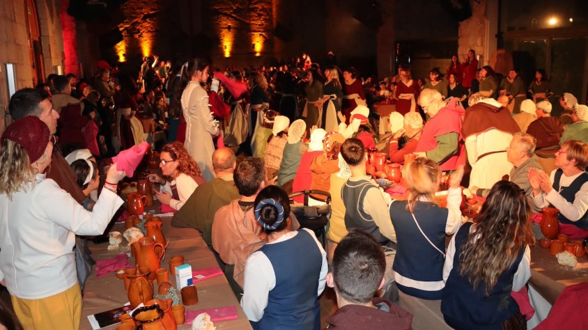 Els montblanquins omplen de gom a gom l'església de Sant Francesc per celebrar el sopar reial