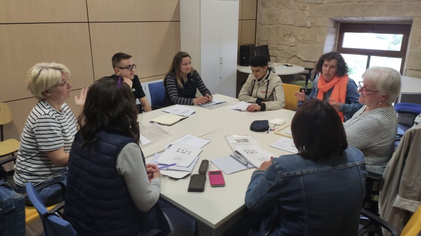 El projecte Ocell de Foc activa un espai d'aprenentatge a persones que volen aprendre el català davant la demanda a l'alça