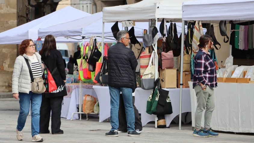 Entitats, artesans i comerç de proximitat es donen cita a la plaça Major de Santa Coloma