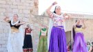 Els veïns i veïnes de Montblanc es tenyeixen de colors amb la Festa Holi