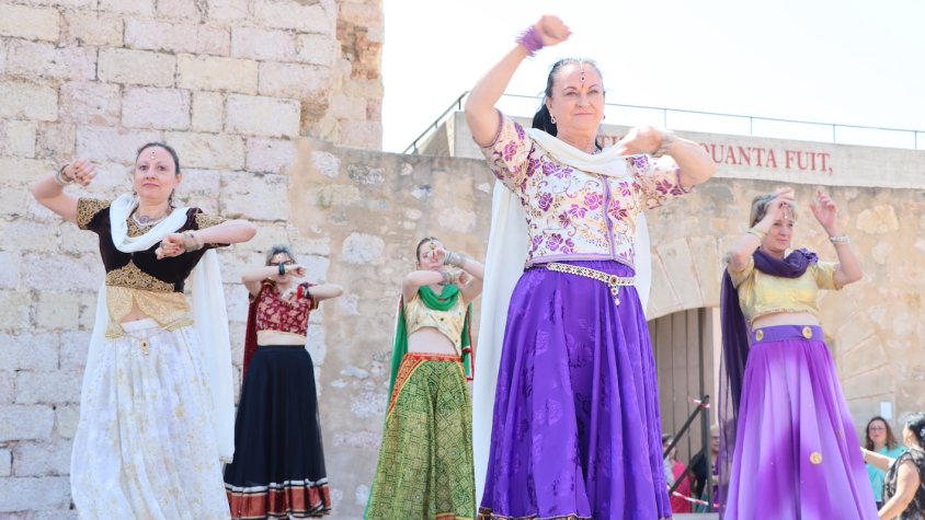 Els veïns i veïnes de Montblanc es tenyeixen de colors amb la Festa Holi