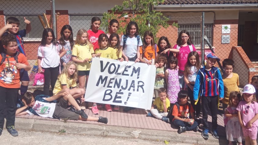 Pares, mares, nens i nenes de l'Escola Valldemur de Barberà reclamen un menjador amb servei de línia calenta