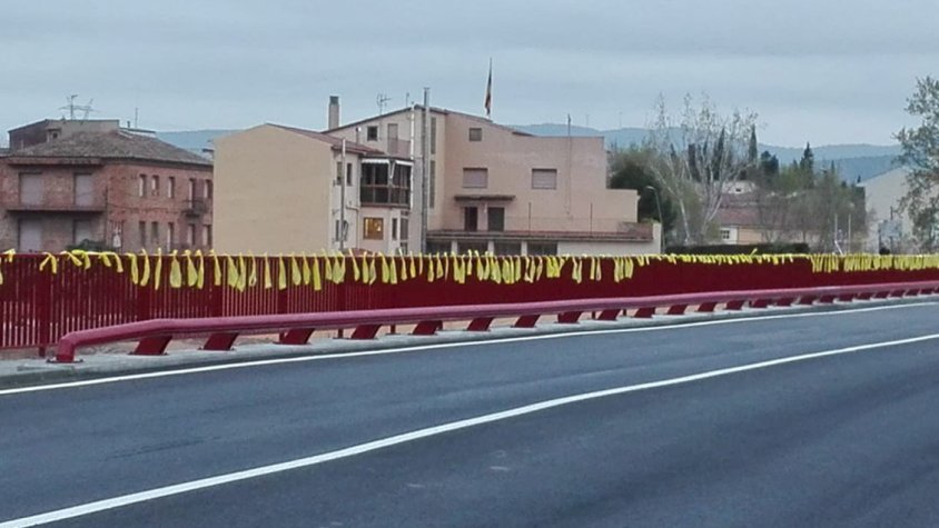 Alta Tabàrnia retira els llaços grocs del Pont Nou de Montblanc