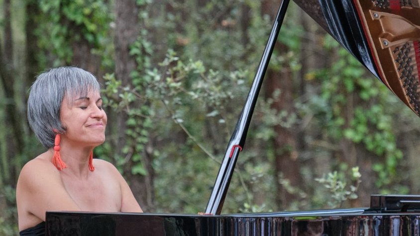Lídia Papió i el seu piano de cua en concert a lligams orgànics