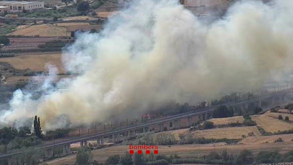 Evacuen un càmping a Montblanc per l'incendi d'un bus a la N-240 que ha agafat massa forestal