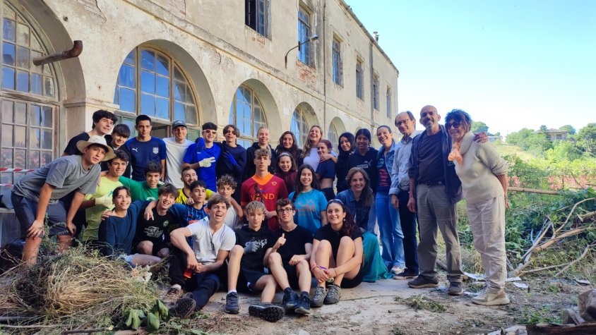 Joves participants del grup de recuperació i neteja vinguts d'arreu de Catalunya
