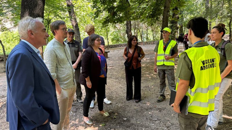 El delegat del Govern a Tarragona, Àngel Xifré, i el director general de Polítiques Ambientals i Medi Natural, Marc Vilahur, conversant amb informadors i informadores ambientals.
