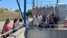 El conseller comarcal de Medi Ambient, Toni Anglès, junt amb altres representants polítics visiten la depuradora d'aigües residuals de Montblanc