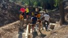 Els participants del Casal JovEstiu de Santa Coloma ajuden a desbrossar i mantenir la font de la Badia