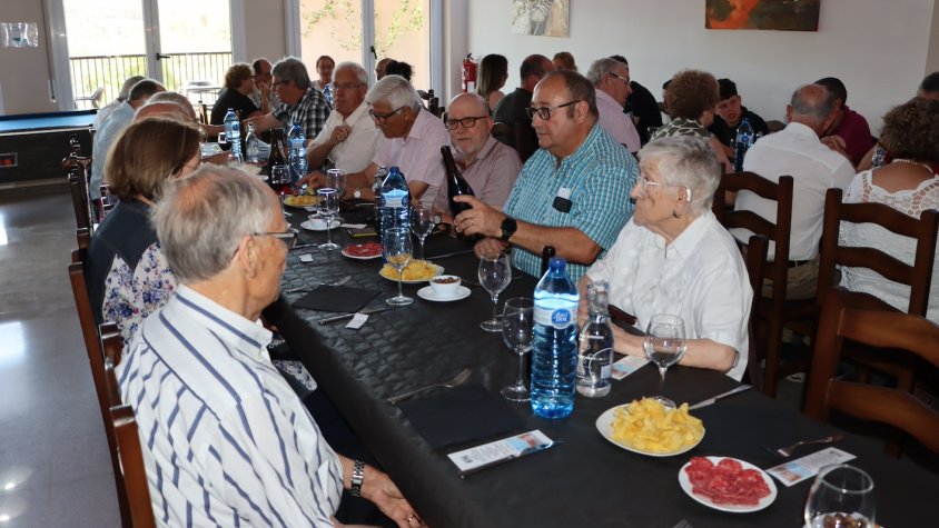 Els vimbodinencs celebren la Festa de la Vellesa honrant als matrimonis que celebren les noces d'or i als socis que compleixen els 90 anys