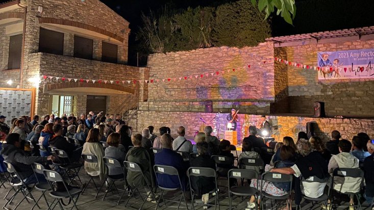 Imatge del Festival de Narrativa Oral d'una altra edició a la plaça del bar de la piscina de Vallfogona de Riucorb