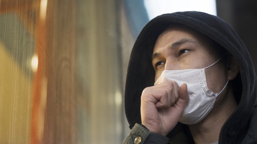 Imatge d'una persona protegint-se de la contaminació atmosfèrica