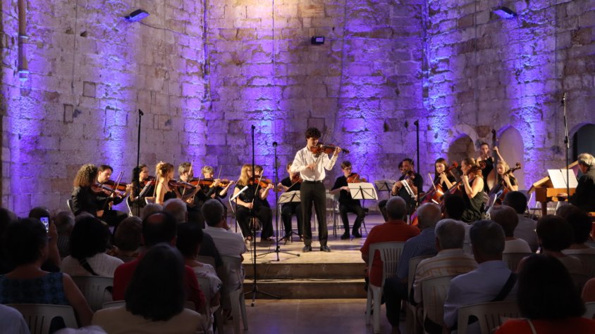 Sasha Amorós actua a casa juntament amb l'Orquestra Cum Jubilo i Martina Homedes