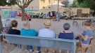 Una quarantena de joves participen d'un mural a Pira