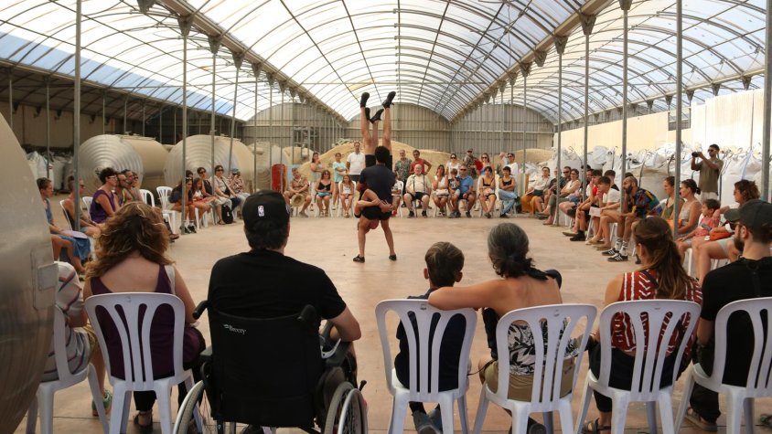 L'espectacle 'Made of space', un viatge visual i sonor sobre l'espai i el cos, clou la 12a edició del Danseu Festival