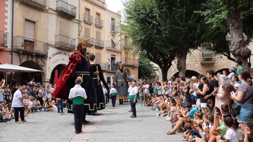 Els gegants centenaris ballant a la plaça el passat diumenge