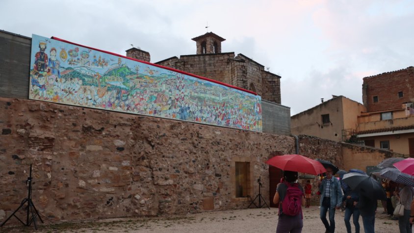 Pilarín Bayés mostra el mural dedicat a Montblanc