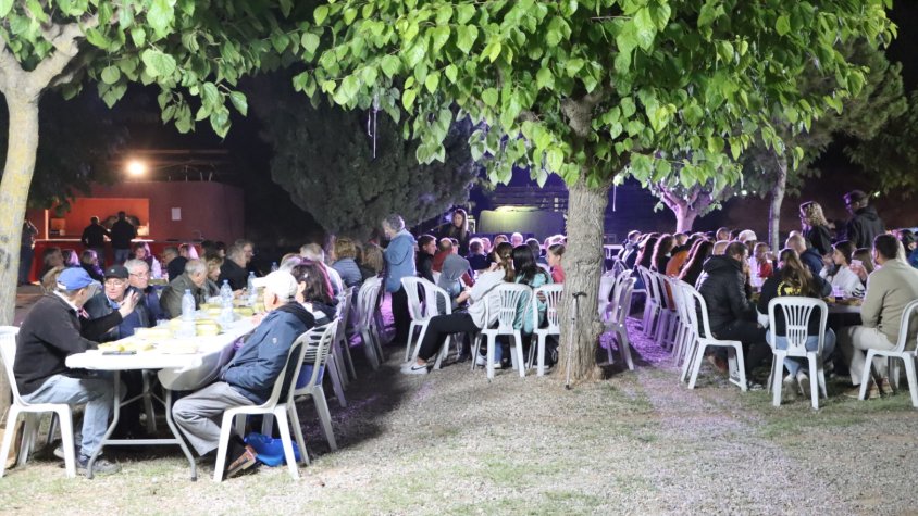 Un centenar de persones sopen a l’ermita de Sarral per continuar amb la festa de Sant Cosme i Sant Damià