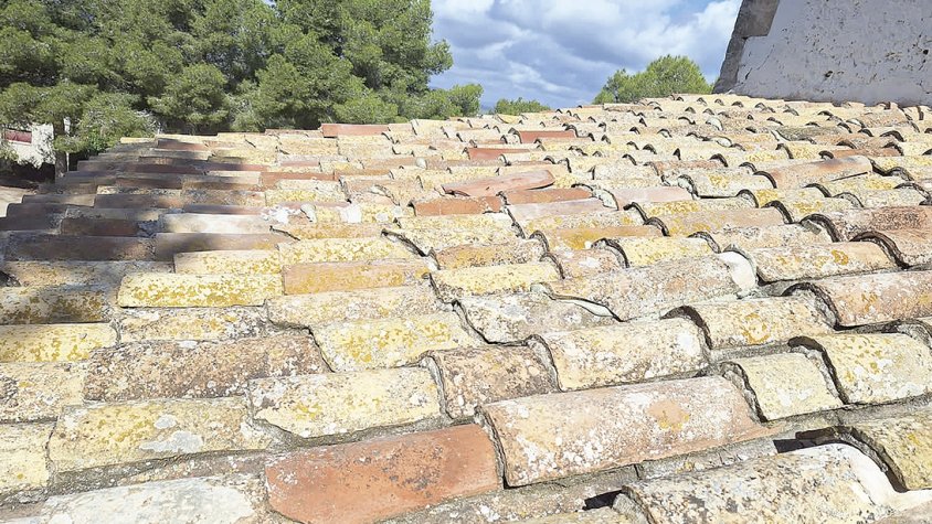 Arranjaments a la teulada de l'església de Sarral