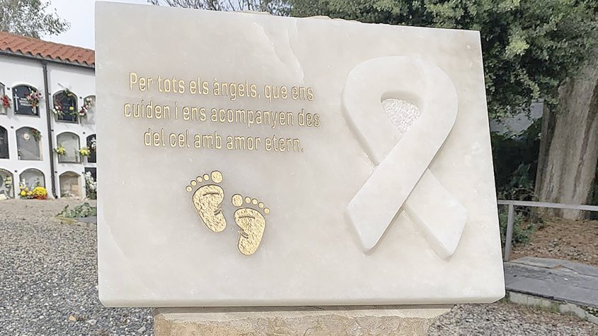 Imatge del monument que hi ha en aquest nou espai al cementiri de Sarral