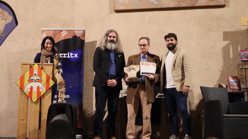 Josep Planaspachs rep el premi Pont Vell de Poesia de Montblanc