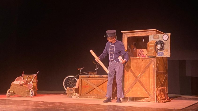 "Sin remite", un espectacle de circ i humor gestual omple de famílies el Teatre del Casal de l'Espluga