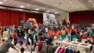 Infants i joves de Montblanc gaudeixen del parc de Nadal