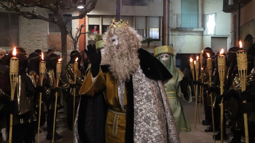 Els Reis d'Orient arriben a Sarral portant la il·lusió als més petits