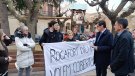 Veïns i veïnes de Rocafort es manifesten aprofitant la visita de Salvador Illa: 