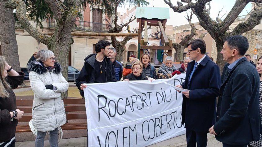 Veïns i veïnes de Rocafort es manifesten aprofitant la visita de Salvador Illa: "Des de l'estiu no tenim cobertura"