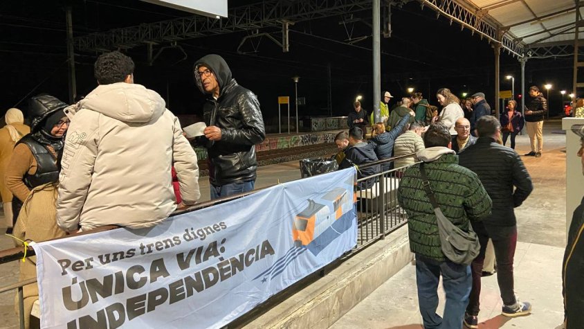 L’Alt Camp i la Conca de Barberà fan una acció a l’estació de trens de Valls per denunciar l’estat de Rodalies