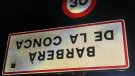 Cartells de pobles al revés en una nova acció de protesta de la pagesia