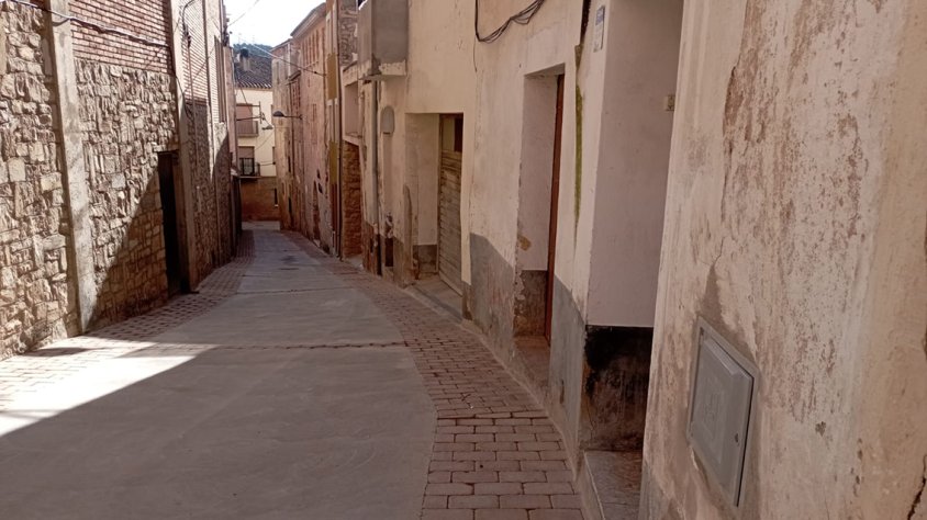 El carrer Hospital de Sarral llueix nova pavimentació, enllumenat públic, aigua i clavegueram