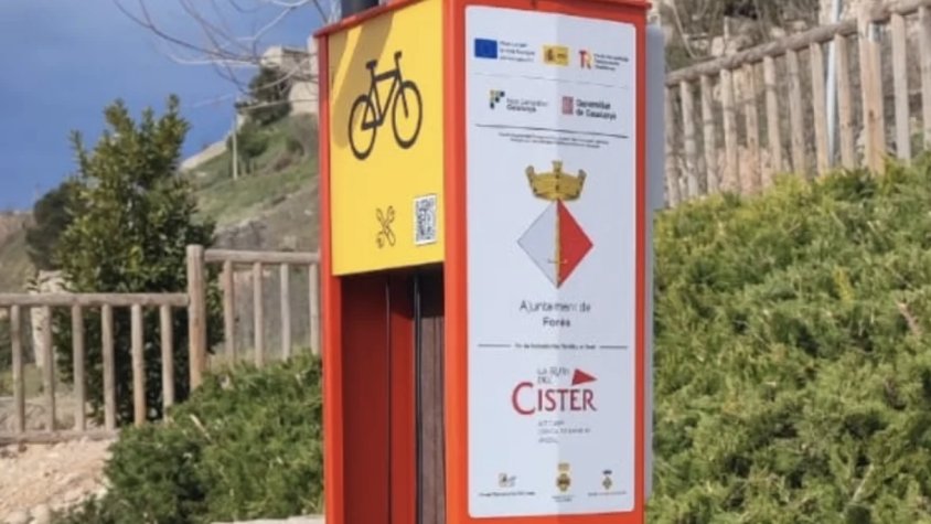 S’instal·la un punt de càrrega, inflat i reparació de bicis a la zona esportiva de Forès