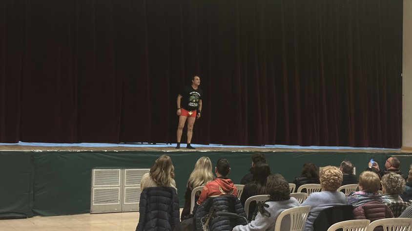Diversió i reflexions sobre les relacions de parella en una tarda de teatre a Sarral