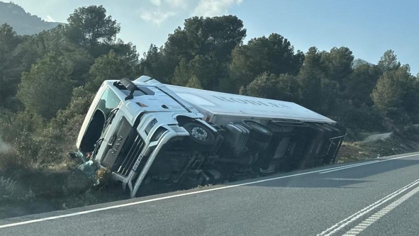 Camió bolcat a la C-14