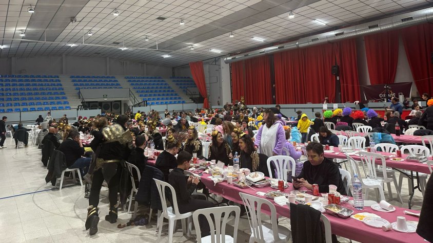 Centenars de persones participen en el sopar de Carnaval a Montblanc