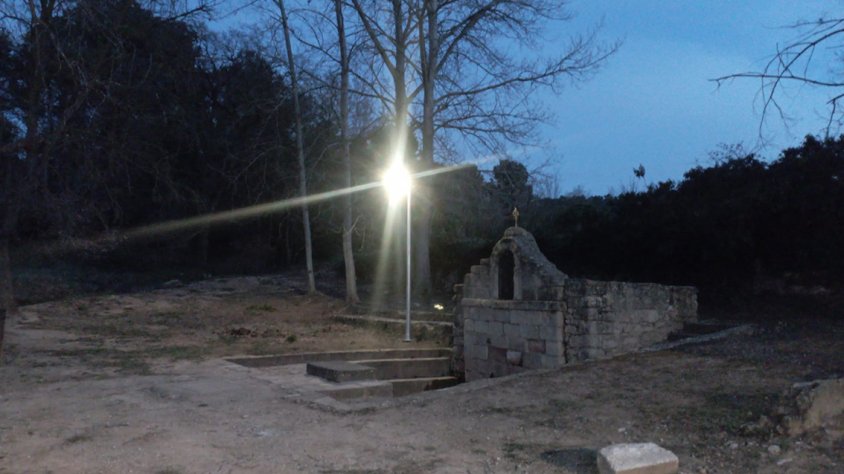 S’instal·len fanals solars al camí i l’entorn de l’ermita de Sarral