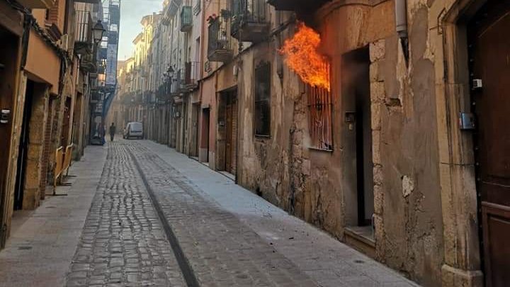 Incendi en un habitatge del carrer Major de Montblanc