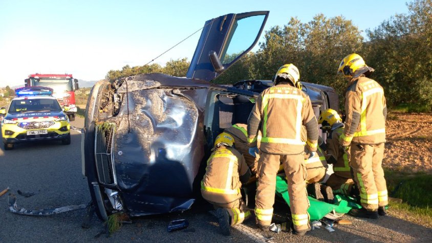 Alliberen una persona atrapada a l'interior d'un vehicle en un accident a l'Espluga de Francolí