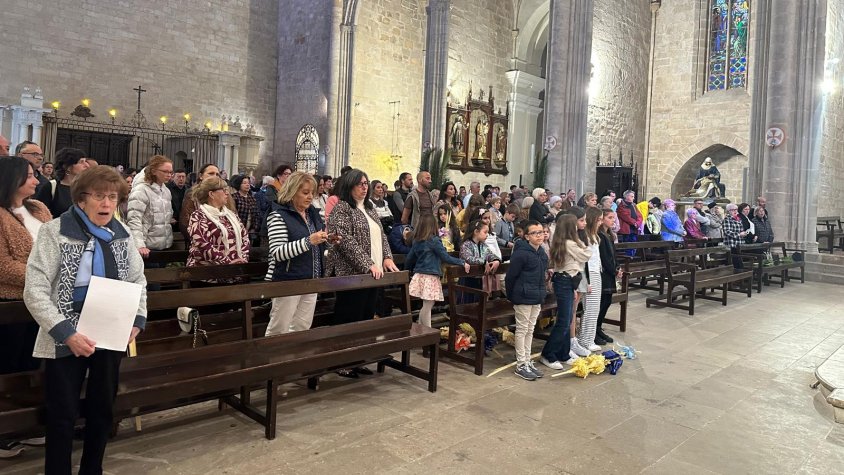 Infants i famílies omplen la plaça de Santa Maria en la benedicció de rams a Montblanc