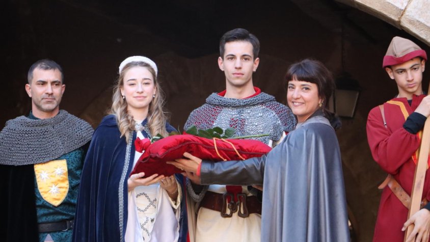 Montblanc dona el tret de sortida a la Setmana Medieval amb l'entrega de la primera rosa de Catalunya