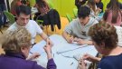 Intercanvi de coneixements entre fer funcionar un mòbil i fer costura entre el jovent i la gent gran de Rocafort