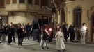 Sarral porta el Sant Crist sobre un toro mecànic durant la processó