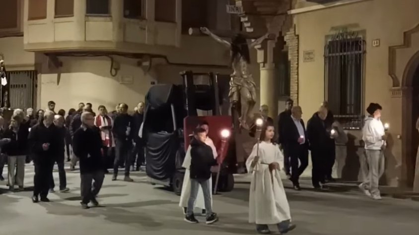 Sarral porta el Sant Crist sobre un toro mecànic durant la processó